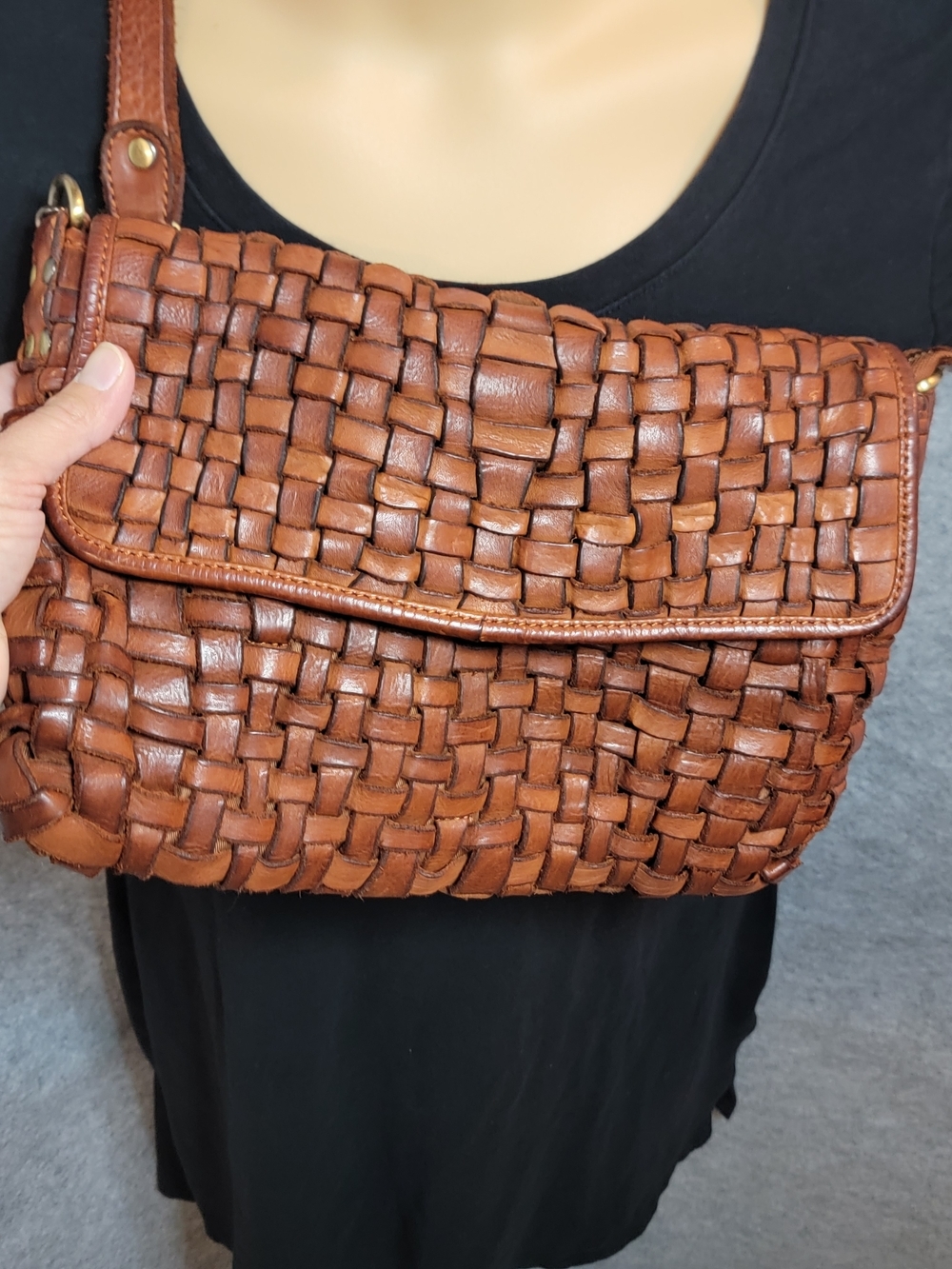 Marta Ponti Woven Leather Shoulder Bag in Chestnut Brown - Picture 2 of 11